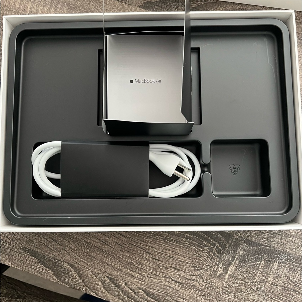 MacBook Air Original Box + Unused Apple Power Adapter Pristine Condition - Picture 4 of 7